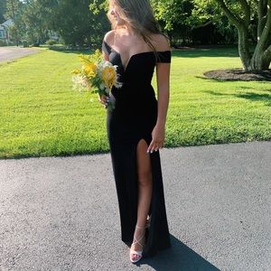 Simple elegant black of the shoulder gown!